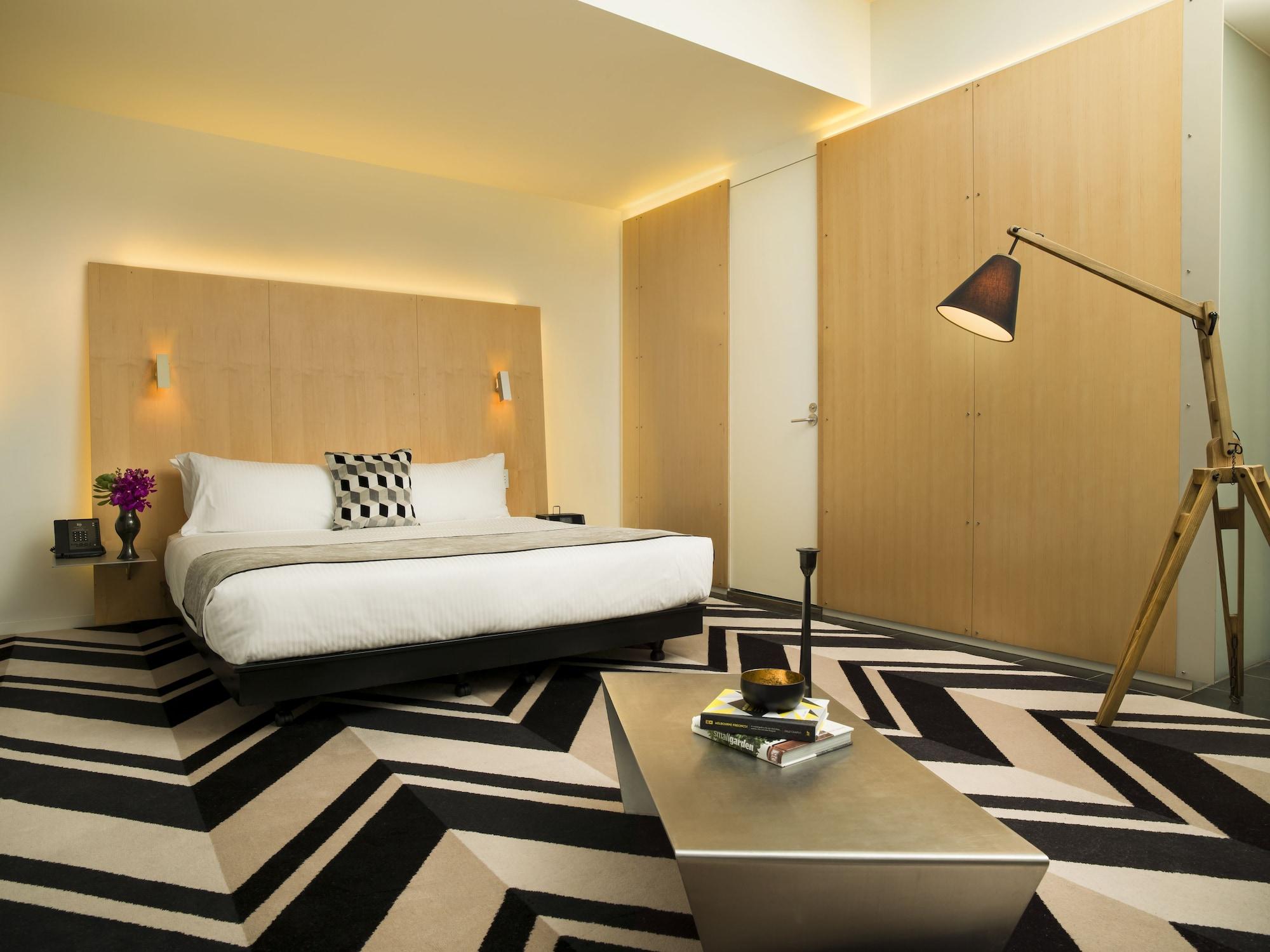 Adelphi Hotel Melbourne Buitenkant foto A room at the hotel
