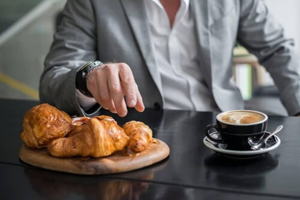 Adelphi Hotel Melbourne Buitenkant foto A man with a coffee and a pastry