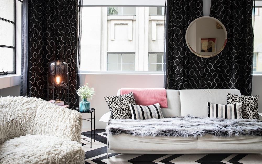 Adelphi Hotel Melbourne Buitenkant foto A living room with a black and white chequered floor