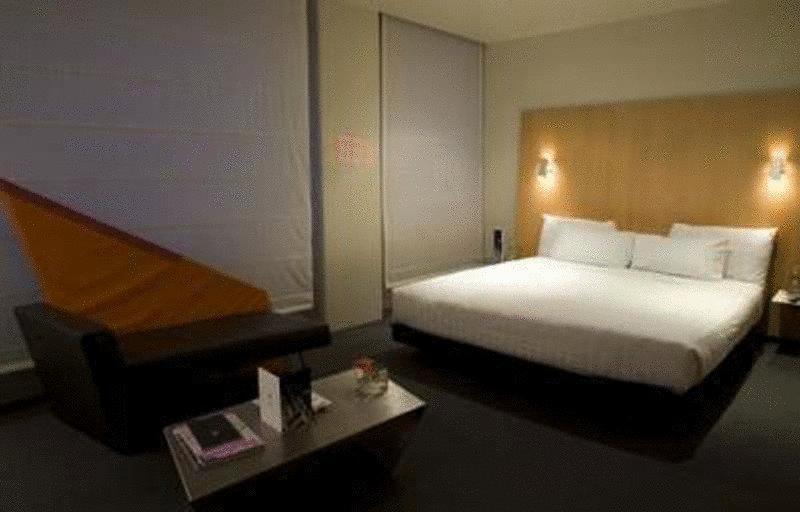 Adelphi Hotel Melbourne Kamer foto A room at the Standard East Village