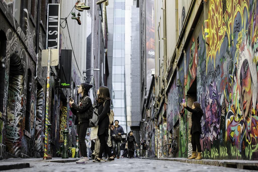 Adelphi Hotel Melbourne Buitenkant foto The alleyway in 2011