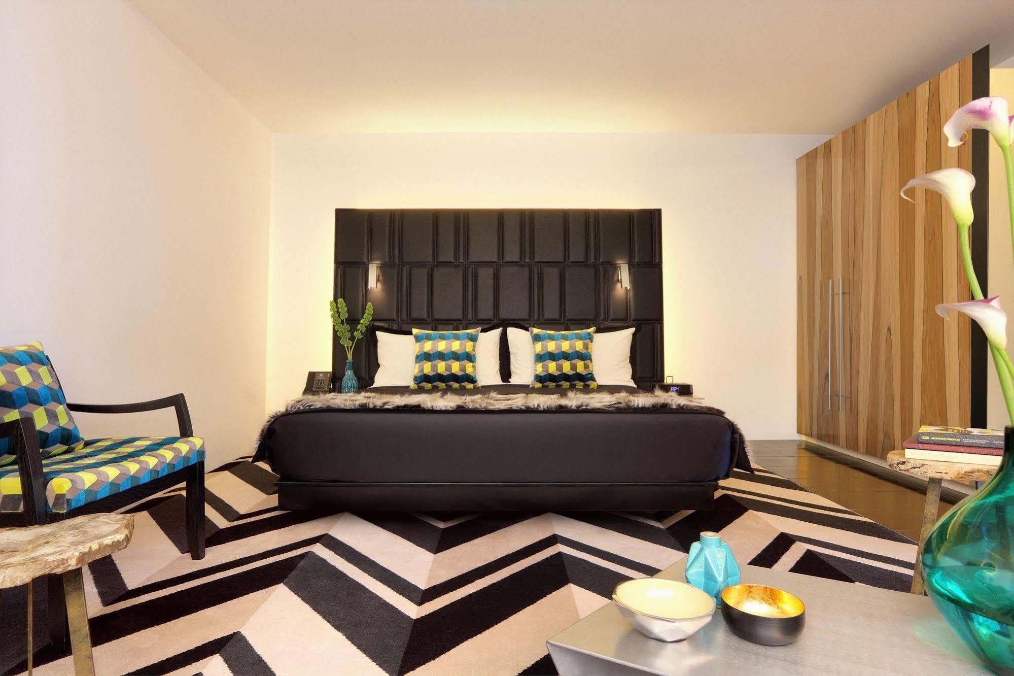 Adelphi Hotel Melbourne Buitenkant foto A room at the hotel