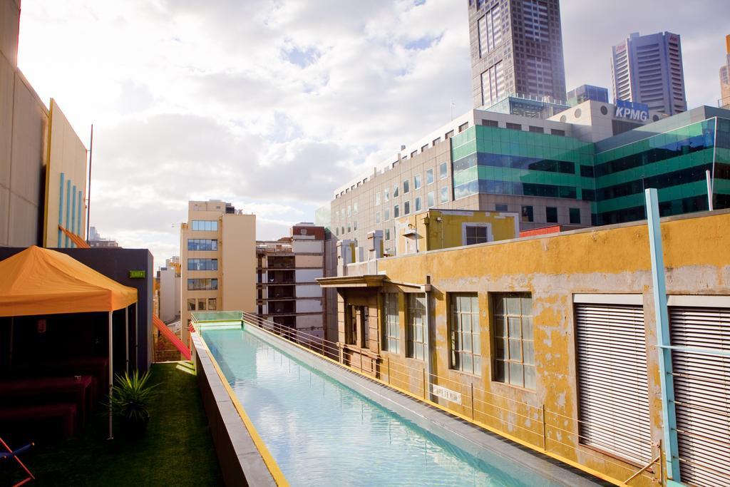 Adelphi Hotel Melbourne Buitenkant foto The pool at the rooftop of the Standard East Village